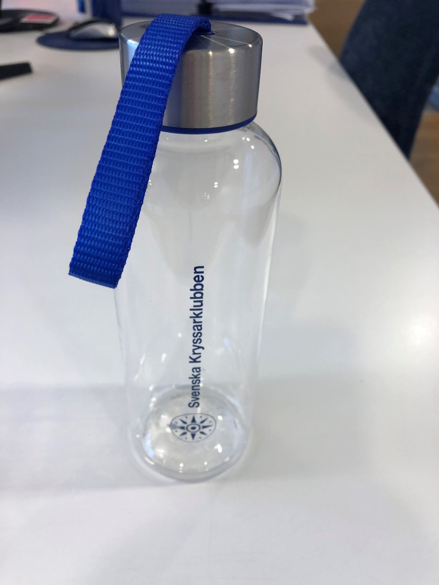 Vattenflaska med SXK-logga.